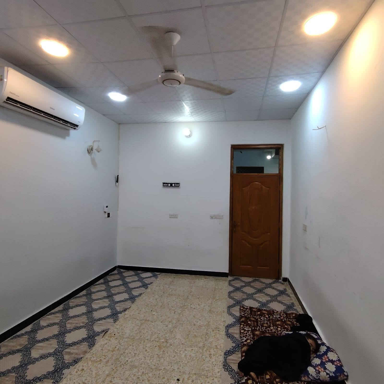 السلام عليكم مشتمل للبيع مساحه 100 متر الواجهه 6 امتار و40 نزال 16 المشتمل يحتوي على قاطين الطابق الثاني السقف سندويج سند 25 يحتوي غرفتين واحده فوق وواحده جوه ثلاث صحيات مدخلين ابيع تسليم مفتاح بنواقص بسيطه باب تصليح بسيط ابيع كامل خدمات مجاري رئيسي تبليط ارصفه انترنت وطني سحب كل شيء متوفر عرض الشارع ١٠ تبليط المكان مدرسه الفيالق بظهر التشجير مال شارع النفط المكان بغداد الدوره ابو دشير شارع النفط للاتصال والاستفسار الرقم *********** البناء جديد سنه 2023 السعر اتصال

