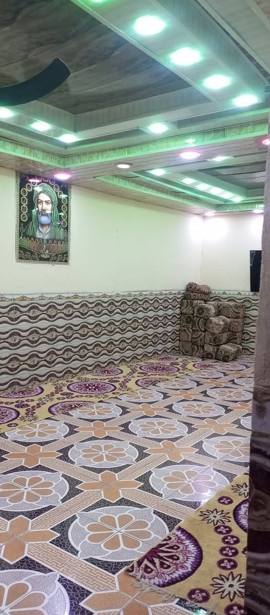 سلام عليكم بيت للبيع في المدثره قرب الصيطره مساحت البيت 400 متر  زراعي غرفتين وصاله وديوانيه ومطبخ وصحيات بره وجوه وحديقه جبيره هذا رقمي الاستفسار ***********

