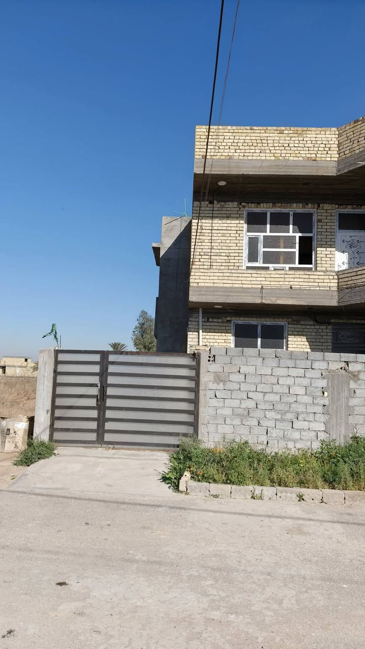 سلام عليكم
للبيع بيت مساحه 200م.  طابقين يحتوي على ثلاث غرف نوم العنوان طريق حله بغداد خلف محطه تعبه وقود الفنديه للاستفسار الاتصال على ‏‪***********‬‏/‏‪***********‬‏
