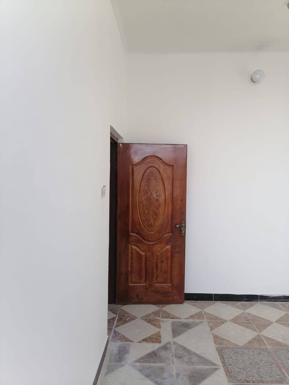 بيع مستعجل
بيت ١٠٠م امامي طابقين
بناء حديث كونكريت مسلح

سعر ١٤٠ بيه مجال

يقع في حي الشهداء

قرب مدرسة رمضان مبارك بشارع ابو صادق

حاليا فارغ جاهز للسكن

يحتوي طابق الأول على غرفه وصاله ومطبخ وصحيات داخليه وخارجيه واستقبال

طابق ثاني غرفتين وصاله وصحيات
موبايل للاستفسار ***********
***********
