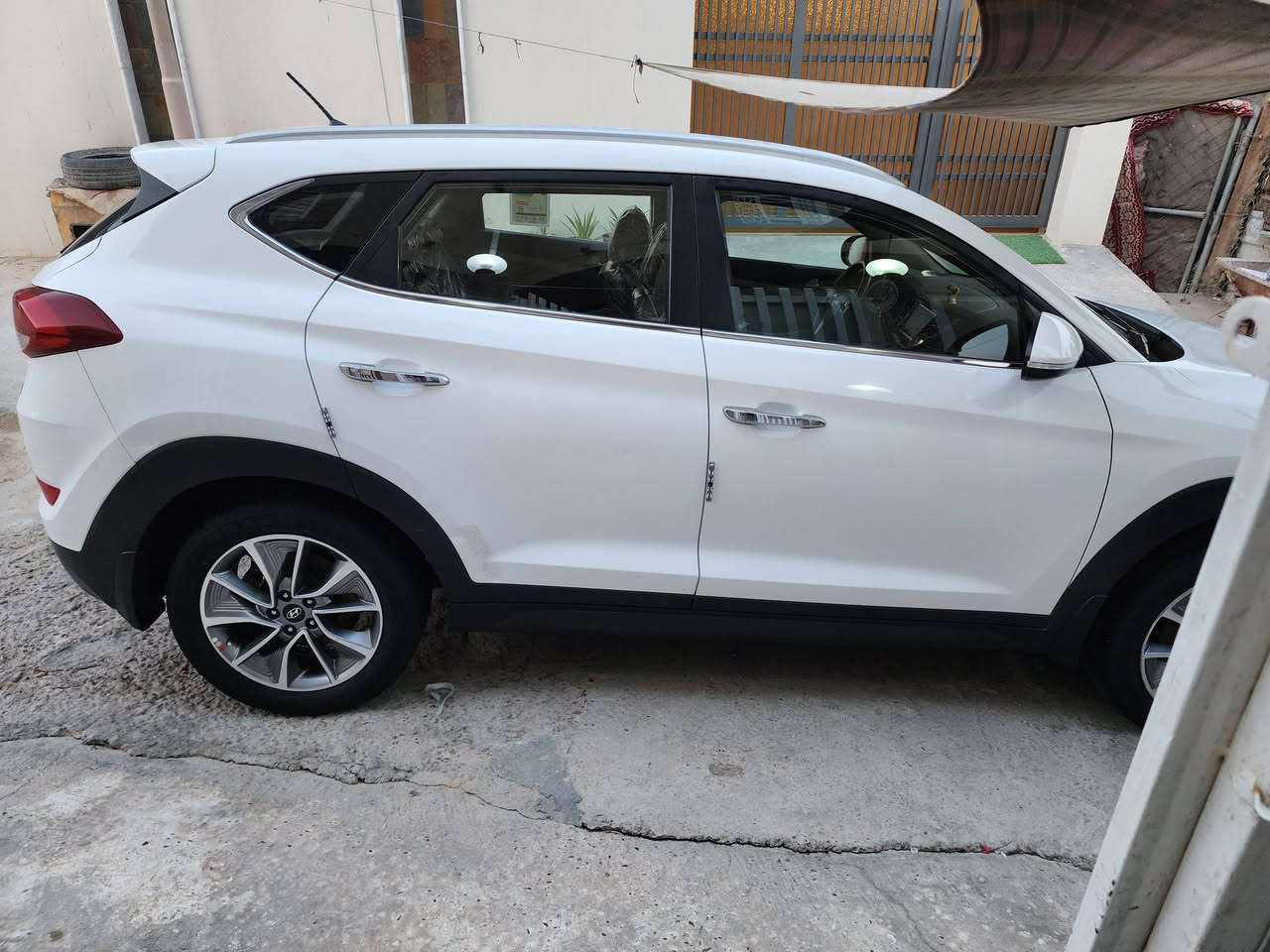 السلام عليكم توكسان 18 للبيع كفاله عامه ماشيه 100 ماكينه وقير مقفولات وتفاصيل السياره بالسونار السعر 195 وبي مجال رقمي*********** خليجيه السياره باسمي
