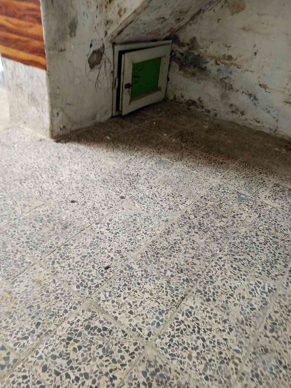 بيت عجد الجامع  لبيع 50م غرفه وصاله وصحيات مكلف بنشر م ***********
