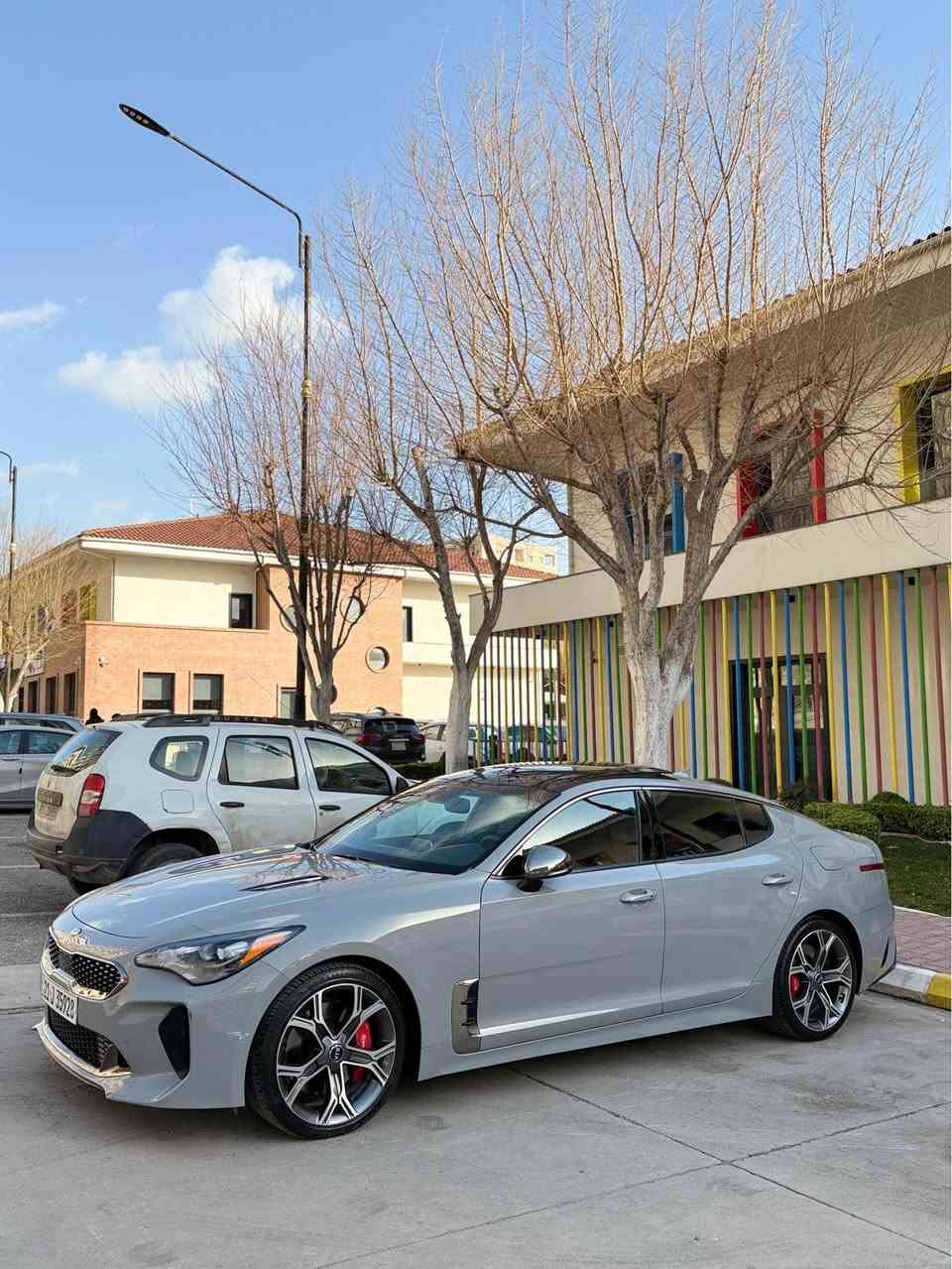 السلام عليكم كيا ستنكر للبيع ماشاء الله من انظف واحلى الستنكرات الي بلعراق 
موديل 2020 لون سمنتي 
كير محرك شراط مكينه v6 توين توربو طيران 
عليها برمجه وقوى ماشاء الله 
موصفاتها رادار حساسات امام خلفي 
رادار جانبي موئشر شارع 
داخل احمر بلادي لوك بعده 
كشن حار بارد سقف سلايت مرايات كهربائيه
ماشيه ٨٠ الف كيلومتر 
اكزوز سيستم ٤ اصوات بلادي 
نظام القياده 
‏Comfort smart sport eco custo
بلنسبه للصبغ فقط الصندوك صبغ 
ويل ١٩ يخبل 
رقم الشاصي ‏KNAE45LC0L6082811
مكان السياره سليمانيه 
السعر 215 ورقه وبيها مجال 
للاستفسار اكثر *********** السليمانية, العراق
