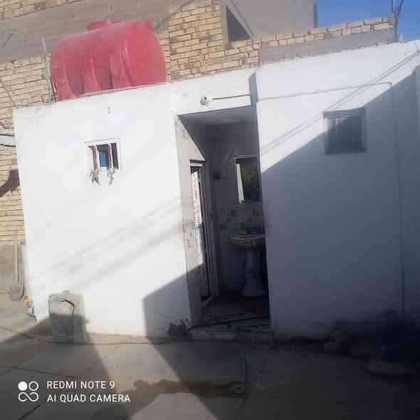 السلام عليكم دار للبيع طابو صرف بيت حر لا طلاب ولا شي مدور مباشر  مساحته 200م وجهة 10م نزله 20م مدور مباشر شارع 60  مكان حلو وخدمات فول تبليط ومجاري وكل شي متوفر يتكون بيت من براني وصاله ومطبخ و3غرف وصحيات دخليه وخارجه وكراج ومنور وحديقه اي ستفسار ع***********
