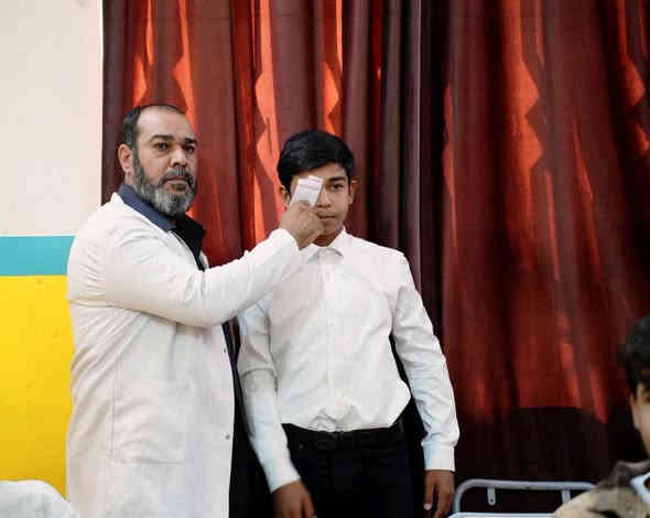 الصحة المدرسية عنوان لزرع الحياة في صدور الطلبة.

زار فريق مركز صحي حي  المعلمين  ثانوية الكوثر الاهلية النموذجية للبنين مساء يوم الأربعاء ١١/٢٦

قدم الفريق نشاطًا توعويًا حول مقاومة مضادات الميكروبات، وفحص النظر شمل محاضرة داخل المدرسة، إضافة إلى لقاءات جماعية وفردية مع الطلبة والمدرسين. 

النشاط ركز على توضيح مخاطر الاستخدام الخاطئ للمضادات الحيوية، وكيف يمكن أن يؤدي ذلك إلى ظهور جراثيم مقاومة يصعب علاجها، مع التأكيد على أهمية الالتزام بوصفة الطبيب وعدم تناول أي مضاد من دون استشارة.

كما كانت هذهِ الزيارة ليست مجرد جولة تفقدية، بل رسالة مستمرة بأن الصحة تبدأ من الوعي، ومن قاعات الدرس قبل عيادات العلاج.
أن الوقاية ليست إجراءً عابرًا، بل ثقافة حياة.

ثانوية الكوثر الاهلية النموذجية للبنين نبع العلم والمعرفة 
الموقع / النجف الاشرف/ حي السعد/ شارع جامع ابن كمونه/مقابل القنصلية الايرانية سابقا/مجاور مكاتب السياحة والسفر. 
للاستفسار الاتصال 
ممثل الهيئة التأسيسية 
*********** 
الحسابات 
***********
الإعلام 
*********** 
القادم أفضل أن شاء الله
