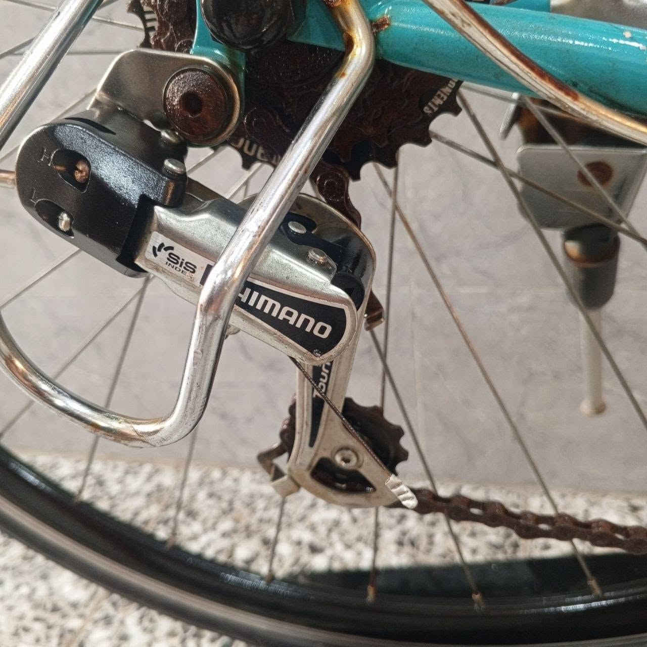 السلام عليكم ورحمه لله وبركاته 
بـايك مـوديل ( C700 ) 
شـركة (  LOVE BIKE ) 
سستـم ( SHIMANO - TOURNEY ) 
كـير خلفـي  ( 7 نمـرة ) شـيمانو 
يحتـوي على مطـارة نـوع ممتـاز 
بـاله يـاباني كسـر حاوية غير مستخدم بالعراق 
جـاهز مابي اي نقـص 
( يـوجد توصيل داخل بغداد والمحافضات ) 
هـاتف ( *********** )
