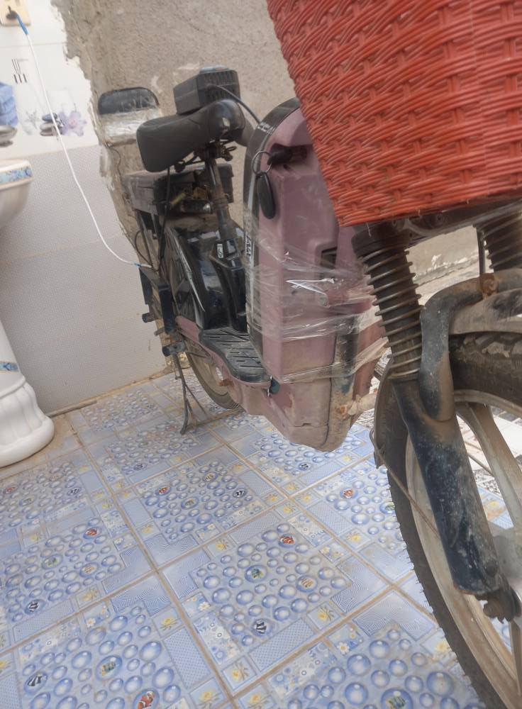 موطور شحن ٥بطاريه نضيفه عندي خلل بس بل اليده مالته السعر خاص ***********
