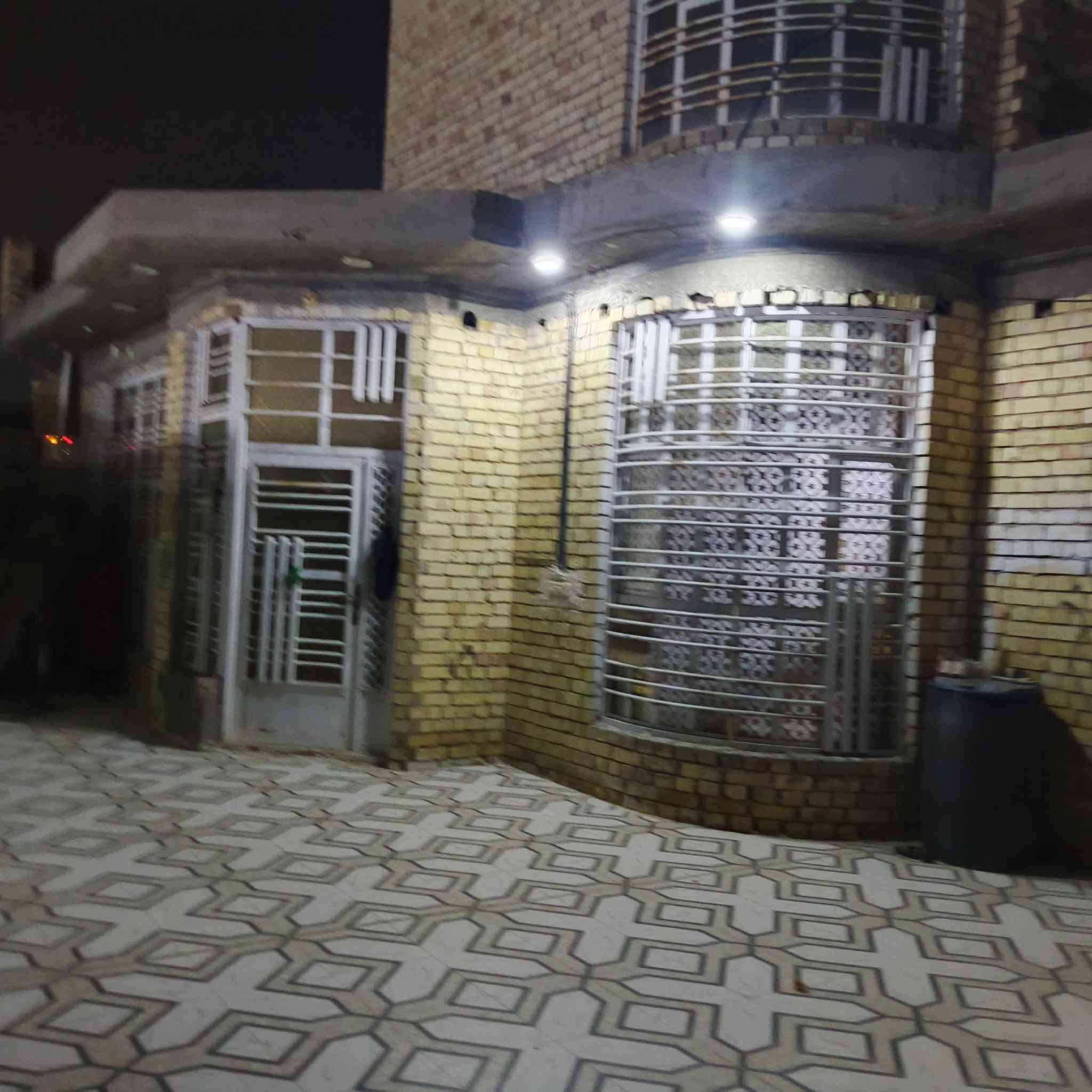 سلام عليكم بيت البيع  مساحه 280 استقبال 11 /4 الغرف نوام 2 /4*5
مطبخ  صاله مفتوحه  الوجهي 13  انزال 20  الاستقبال كاشي  الكراج  كاشي  البيت سارميك. من عده الغرف الرقم ***********
