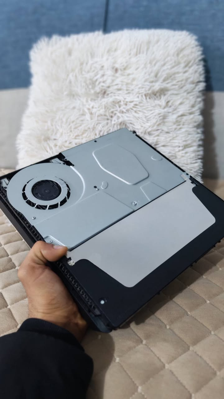 السلام عليكم
بلي فور  اسلم مهكر  نضام 9  ذاكرة  1 تيرا  ستيكر  شركة بعده 
وياه يدة اصلية وثانية تجارية 
كامل ملحقاته وكارتونته  وكلشي
تفعيل تهكيره نضامين بدون  فلاشة وبفلاشة ياهو تفضل بكيفك
نضافة مثل ما موضحة، مليان العاب  والعاب قوية فقط
امانة الله استخدام  كلش قليل بسبب  قلة  الفراغ بسبب العمل  واغلب وقته نايم
سبب البيع عندي  بلي 5  ايضاً وهكرته فبعد ماحتاج الفور
السعر  ٣٠٠ قفل سعر نهائي
مكاني  ديالى _ الخالص 
رقم  ***********
هاتف، وتساب،  ماسنجر موجود
