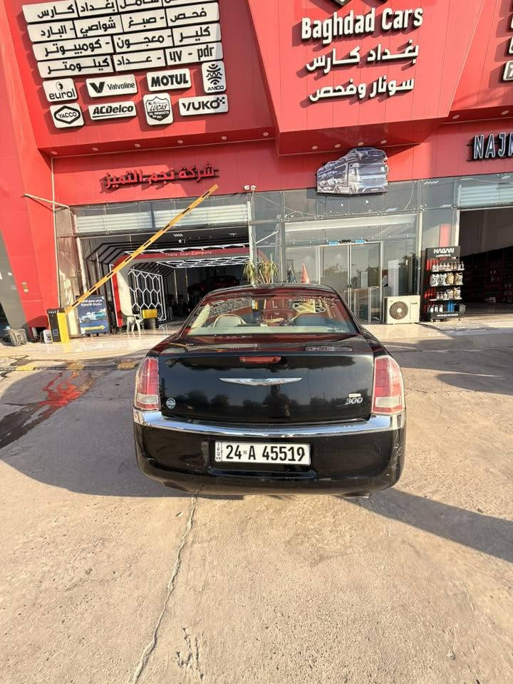 الأكثر انتشارًا)

* المحرك: V6 Pentastar سعة 3.6 لتر
* القوة: 292–300 حصان (حسب الفئة)
* العزم: 353 نيوتن.متر
* ناقل الحركة: أوتوماتيك 8 سرعات (في معظم نسخ V6)
* الدفع: خلفي أو رباعي (AWD) حسب الفئة.

2. Chrysler 300C بمحرك HEMI V8

* المحرك: V8 HEMI سعة 5.7 لتر
* القوة: 363 حصانًا
* العزم: 529 نيوتن.متر
* ناقل الحركة: أوتوماتيك 5 سرعات.
* الدفع: خلفي أو رباعي حسب الفئة.

التجهيزات الشائعة:

* مقاعد جلد كهربائية.
* شاشة لمس مع نظام Uconnect.
* كاميرا خلفية وحساسات.
* مثبت سرعة.
* فتحة سقف في بعض الفئات.
* نظام صوت فاخر في الفئات الأعلى.

المميزات:

* سيارة واسعة ومريحة.
* محرك 3.6 لتر قوي واعتمادي.
* قطع غيارها متوفرة وأسعارها أقل عادةً من السيارات الألمانية

الهاتف  *********** 

السعر ١٤٥٠٠$  ١٤٥ ورقة
