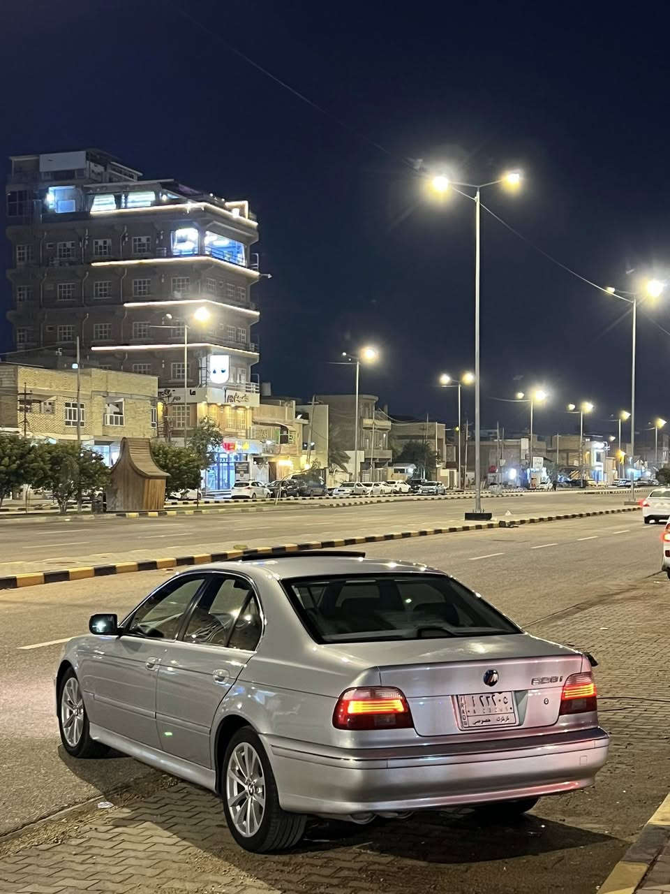 السلام عليكم ورحمة الله.    
للبيع سيارة: BMW E39 528i (صقر)
•الضرر: كفاله ( مصبوغه باليابان )
الرقم : كركوك مدفوع كمرك وضريبه واصل للرقم 

•المواصفات :
▪️السيارة: BMW E39 (صقر)
▪️الموديل: 1996
▪️المحرك: 3.0L ( سته سلندر)
▪️حجم الويل: ويل كب حجم17 مع طقم تايرات بحالة ممتازة
▪️لايتات زنون منضومه كامله عالي وناصي اصل مع حاجب LED مع كشافات دعامية
▪️بصمه 
▪️كشنات السيارة جلد اسود 
▪️تحكم فول كهرباء لكرسي السائق مع الراكب+تشغيل عن بعد
▪️شاشة الدشبول حجم كبير (ايباد) للتحكم بايعازات السيارة
▪️سستم صوت
▪️تحكم ستيرن جهتين بلوتوث وحاكية وكروس سرعة وتحكم صوت 
▪️نظام ABS مانع انزلاق
▪️السياره ما ناقصه برغي اشغل وتطلع ومعروفه مواصفات الBMW 
السعر المطلوب :80 ورقه مع المجال البسيط
 
الاتصال على: ***********
