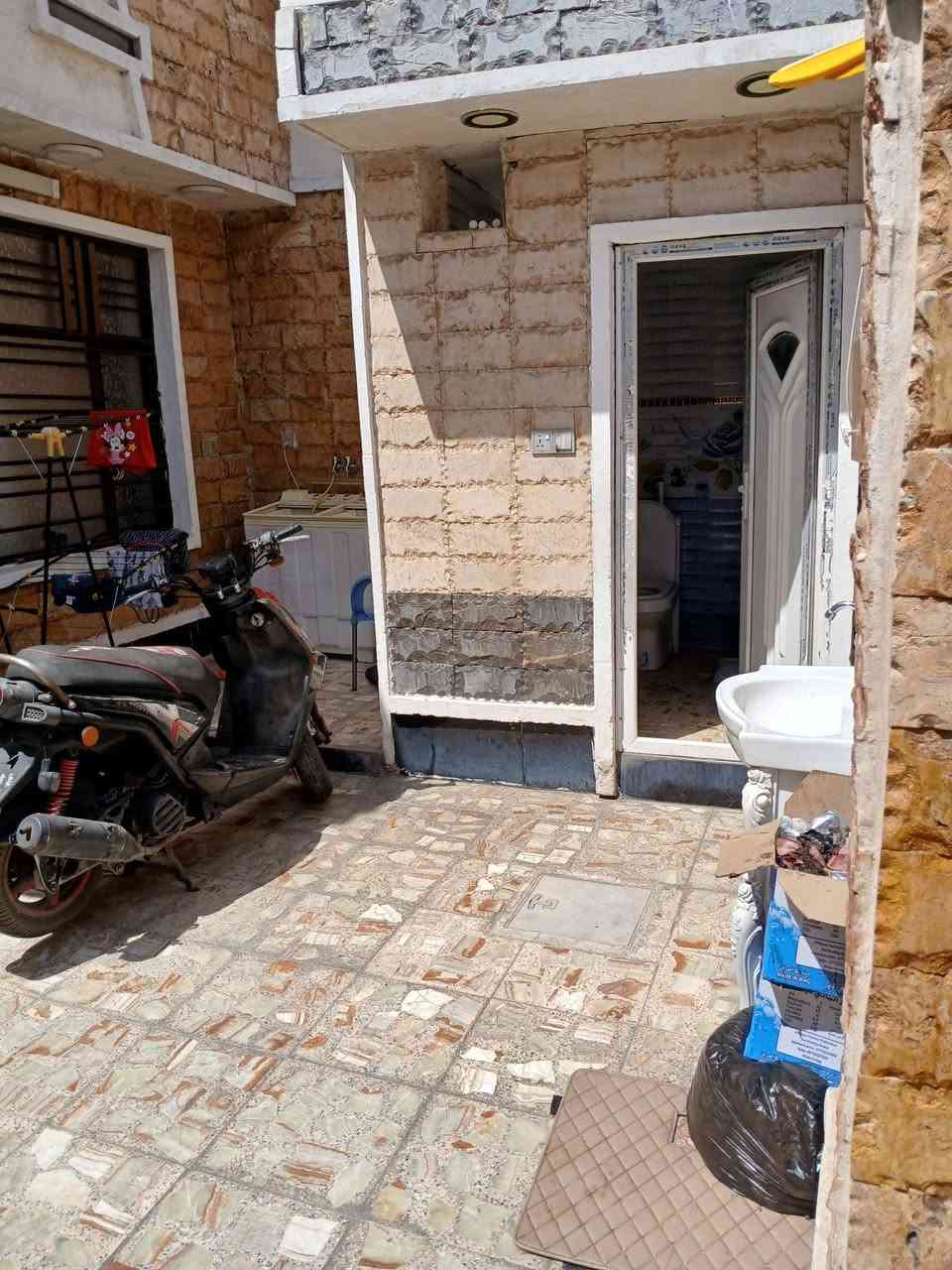 السلام عليكم بيت مساحة 165سند واقح حال 170 متر قاطين 4 غرف مع صاله مع استقبال مع كراج 7 امتار 3 حمام منطقة جميلة الثانيه خلف زامل ابو داطلي ثالث بيت عن الشارع الرئيس عرض الفرع 15متر ***********
