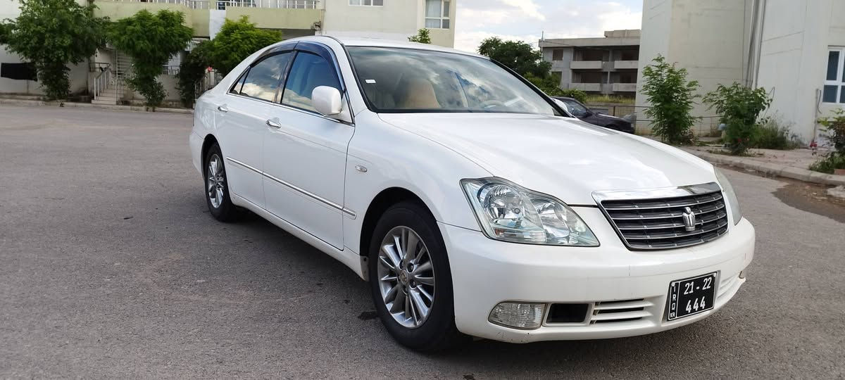 ڕۆیاڵ 2005 بڕاوە
182 گەورە بەگەورە بێ دووکەڵ 
کامل مەسرەفی کراوە
جامی هەڵ گیراوە
شوێن بڕاوە دوراوەتەوە کامل پارچەی لێ دراوە 
یەک گڵۆپی شاشەی ئیش ناکات 
برێک بەستراوە 
ڕۆنی گیێڕوو مەکینە گۆڕاوە
چوار تایەو ویلی نەوتی تازەی لەژێرە 
بلوتوس بیلادی بۆ بەستراوە 
٣ دوگمەی پەردەو ڕادارە ناو زەرد 
ساجی نەشکاوە
حماموو پۆڵیش کراوە
دەعامی بۆ دەعامی بەشەرت 
شوێن قەڵادزە
***********
***********
