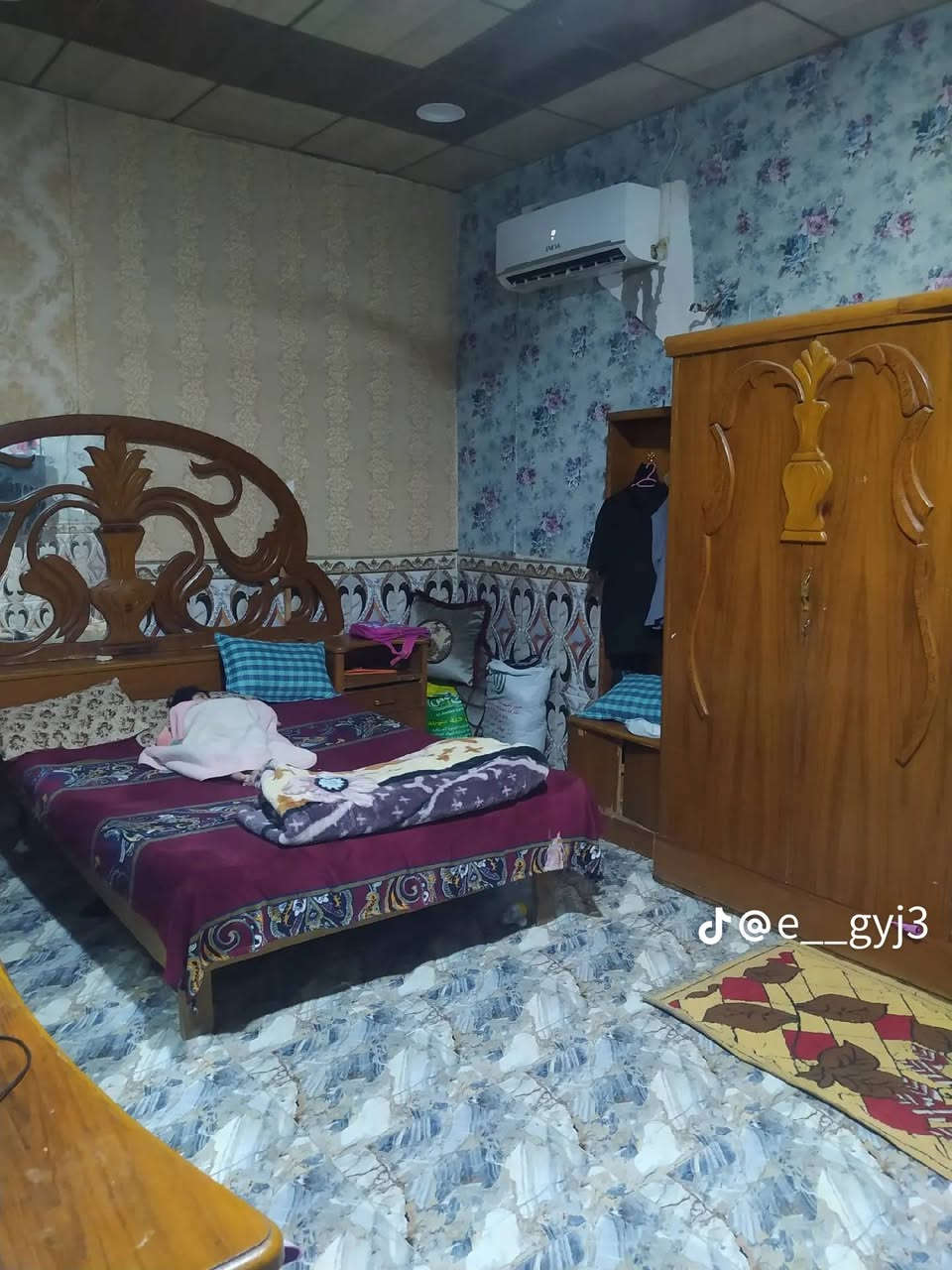 #اسعد_الله_اوقاتكم_بكل_خير⁉️👋 
#البصره 
دار للبيع 
مساحه 180
البهادري مقابيل نزلت بني سأله 
طابو زراعي عراقي سند 25 
وكاله و نسخ من طابو و مكاتب 
غرف نوم عدد 2
ديوانيه 
صاله 
مطبخ 
صحيات 
بناء بلوك 
شارع 8 م 
ماء كهرباء مدارس نت 
السعر 68 و بي مجال 
هاتف ***********
