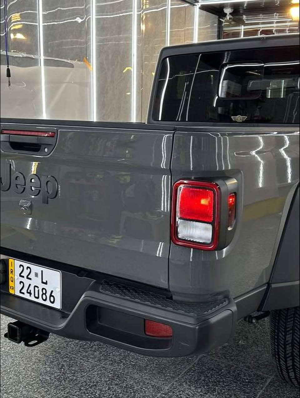 JEEP GLADIATORO
جيب جلاديتر. 🛻
لون مميز اسمنتي 
رقم وسنويه جديد
موديل  ‌‎2023
‌‎المحرك : V6.  3.6L .
‌‎العداد :25,000 km 
‌‎المواصفات :
‌‎* دفع رباعي 4x4 .
‌‎* مساحة تخزين اضافية تحت المقاعد الخلفية .
‌‎* كاميرا خلفية مع امكانية التقريب (زوم) .
‌‎* حساسات خلفية .
‌‎* نظام (Auto Break System) مانع تصادم خلفي .
‌‎* مرايا مع خاصية التعتيم الذاتي  .
‌‎* تشغيل عن بعد .
‌‎* دخول ذكي (بصمة) .
‌‎* سقف 3 قطع قابلة للازالة .
‌‎* ابواب قابلة للازالة .
‌‎* زجاج امامي قابل للطي .
‌‎* غطاء للصندوق الخلفي قابل للطي .
‌‎* عزل كامل للصندوق والباب الخلفي مقاوم للخدوش .
‌‎* إضاءة داخل الصندوق الخلفي . 
‌‎* ماخذ للتيار الكهربائي .
‌‎* منظومة كاملة للقطر (السحب) . 
الاوتوماتيكي للتوفير في صرف الوقود .
‌‎* محدد سرعة . 
‌‎* تلفون بلوتوث Carplay
*حادث موضح بل صورة فقط الدوسة صبغ على كد الضرر وتبديل بيبان نفس اللون 
💵💵السعر مناسب جداً عل خاص💵💵
العنوان 📍بغداد
او اي استفسار الاتصال
 ***********☎️
