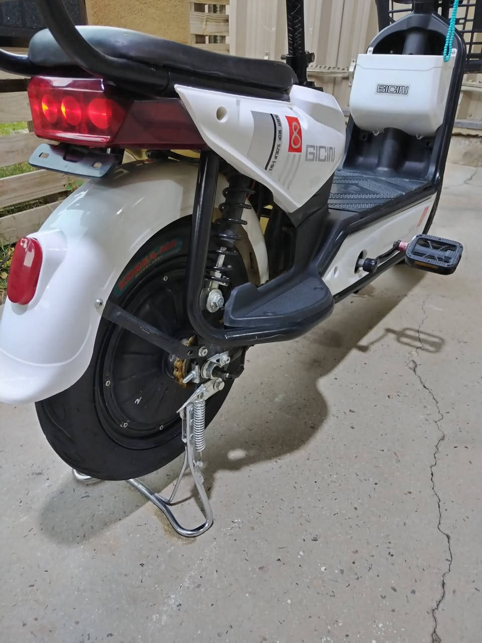 السلام عليكم دراجة شحن للبيع بطارية ليثيوم بعدهي نضيفة للستفسار راسلني علئ هاذة الرقم *********** مكاني بغداد
