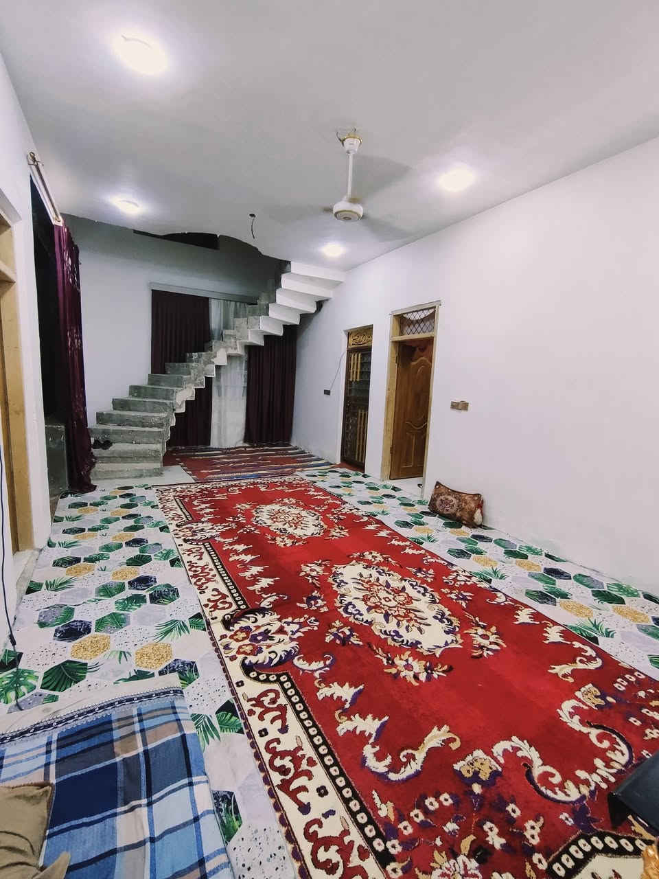 بيت طابو زراعي سند 25 مشمول بالتطويب مساحة 220
يحتوي على "
غرفتين نوم وحده جوه و وحده فوك
صالة
براني
مطبخ
صحيات داخلي وخارجي  
حديقه
كراج سيارة
باب مدخل 2
نقوصات البيت:
 ارضية الصالة
سيراميك الحمام الداخلي
سيراميك الدرج
سيراميك المطبخ
تكملة سيراميك الحمامات 
اما الباقي كله مكتمل 
بناء درجة اولى البيت كله طابوگ 
الاساس والسقف صب كونكريت مسلح 
شوارع تبليط وجميع الخدمات متوفره ماي كهرباء مدارس كافة الخدمات 
العنوان :
قرب حي الزيتون بنزلة سيد هاشم قريب ع شارع العام 
سعر 65 وبي مجال للشراي  
شراي اتصل على الرقم: ***********
