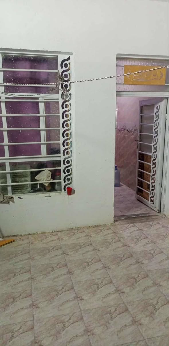 السلام عليكم بيت للبيع المساحه ١٥٠ غرفتين وصاله وستقبال ومطبخ وحمامات ثنين جاهز علا اخر حبايه اساس وسقف صب مركزي بنا طابوك وبلوك قريب علا شارع ١٠٠ متر عن لشارع لعام مكانه شارع لمطار السيدين بين لدخول والخروج مال لمطار منطقه هاده ومرتبه السعر ٥٥ وبي مجال مرقم بلديه ومعاملت تطويب بي رقمي ***********
