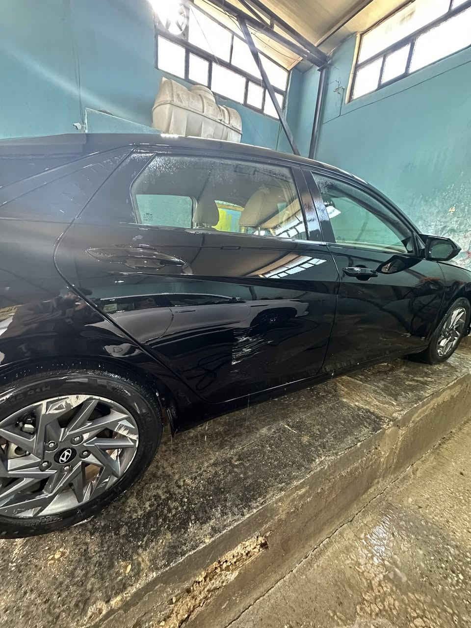 النترا 2024 
مواصفات sel 
ماشية 32000 km 
ضربته موضحه بلصوره وبيه سونار هم 
وهنا صار بيه شخط وبارد شويه بلباب كد شبر 
مكينه كير لغد شواصي كله مكفول 
بدون ايرباك 
للتواصل *********** 
السعر : 160
