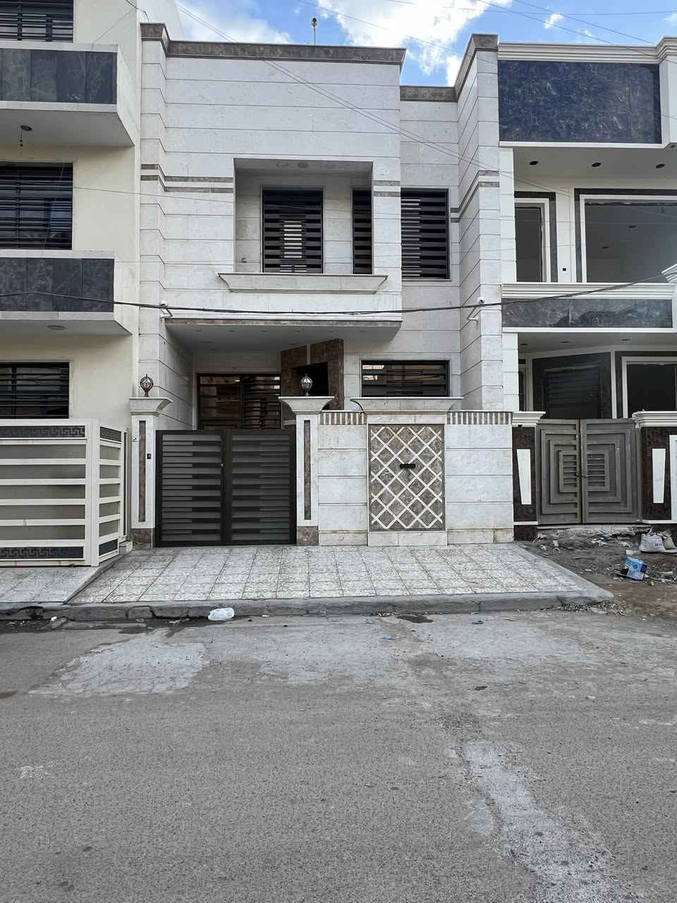 دار للبيع المساحة 103 متر  
بناء حديث  درجة اولى 2023 على شارع عريض
التفاصيل
واجهه 6.20
نزال 16.65
4 غرف نوم 
ارضيات مرور 

للاستفسار 
***********
