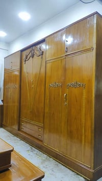 غرفة نوم • خشب • ٦ أبواب