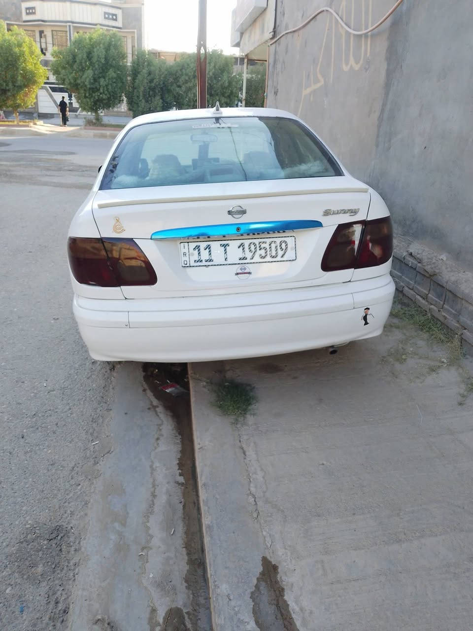 سلام عليكم سياره نيسان سني موديل 2003محرك مال كصه نضافه مثل ماواضحه بصوره تبريد شغال كهربائيات كلها شغاله مصبوغه احزام جماليه رقمه بغداد انكليزي نضافه خارج وداخل مثل ماواضح بل فديو الاتصال ع رقم *********** السعر 74وبيهه مجال
