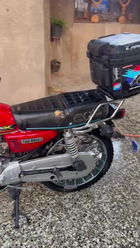 سلام عليكم شباب دراجه للبيع نقصها بس دشبول واشاير الدراجه خير من الله مكينه تخبل اوراق كامله دراجه سيفان 2024سعرها 600وبيها مجال مكاني بغداد المحموديه رقم ***********
