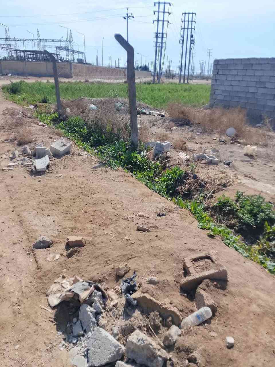 السلام عليكم كاع زراعية للبيع خلف طاقة الكهرباء قريبة على طريق الزوار 500م عن طريق الزوار المساحة 1000م مربعة شارعها 10م مسيجة يتوفر كافة الخدمات ماء كهرباء مولدة قريب عليها العنوان ديوانيه قريبه الخدم الجديد خلف الطاقه قريبه على نزل السامي انا اللي يريد 400 ابيعه اريد 300 ابيعه السعر ب 17 وبيها مجال بيع مستعجل حمد***********##@***********
