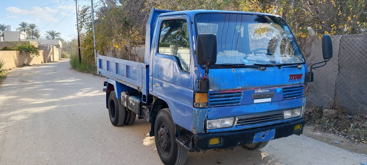 سلام عليكم تنكر مازره محور قلاب البيع ثنينهن محرك مستبوشي مكفولو محرك و كير اكسن وشاصي  سياره حلوه ونضيفه سياره مال مقاول بسمي  رقم نكليزي بغداد 2026 للتواصل ***********
