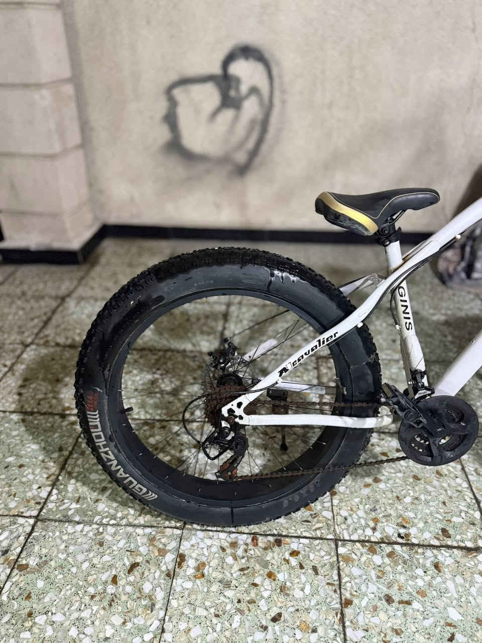 بايسكل الدبابة قياس 26 من افضل البايسكلات بالعراق كلش حلو ومرتب تاير الضخم وبريكات مرتبة كلش نضيف ممستعمل قليل كلش اخو الجديد رايدة ب175 وبيه شوية مجال للطيبين مكاني بحي العدل شارع الاسواق المركزية للي يريده يتواصل ويايه ويتدلل هذا رقمي موجود واتساب ورصيد ***********
