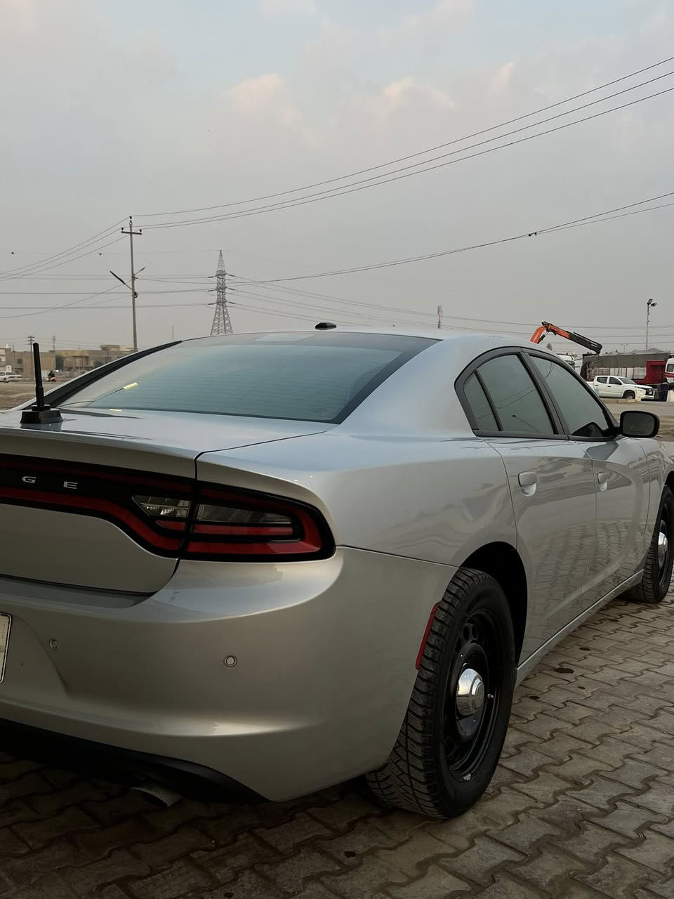 جارجر بوليسي موديل 23
موصفات sxt
سياره بيه بارد شوي بل بنيد وجاملغ
سياره جديده ماشيه 3الاف
سعر سياره 250$  وبيه مجال 
مكان سياره كوت 
واتساب :***********
