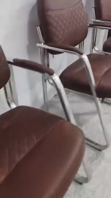 كراسي ثابت عدد ثلاثه سعر الكرسي 30,000 كرسي دوار واحد السعر 50,000 للتواصل 0770 267 8676