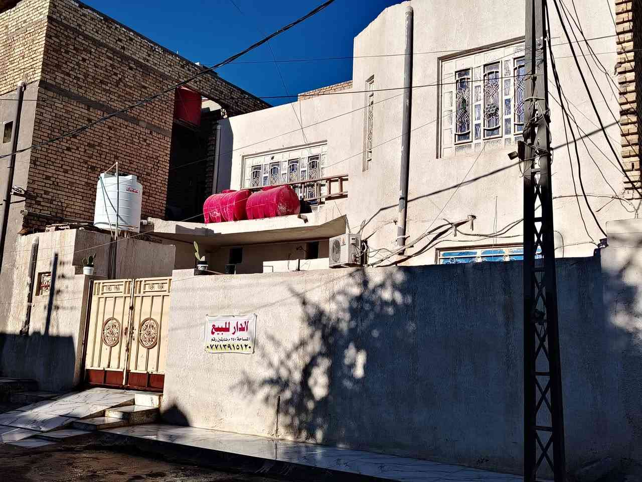 السلام عليكم بيت للبيع مساحه 240 متر عنوان مغربه قرب السوق رقم الهاتف *********** سعر خاص
