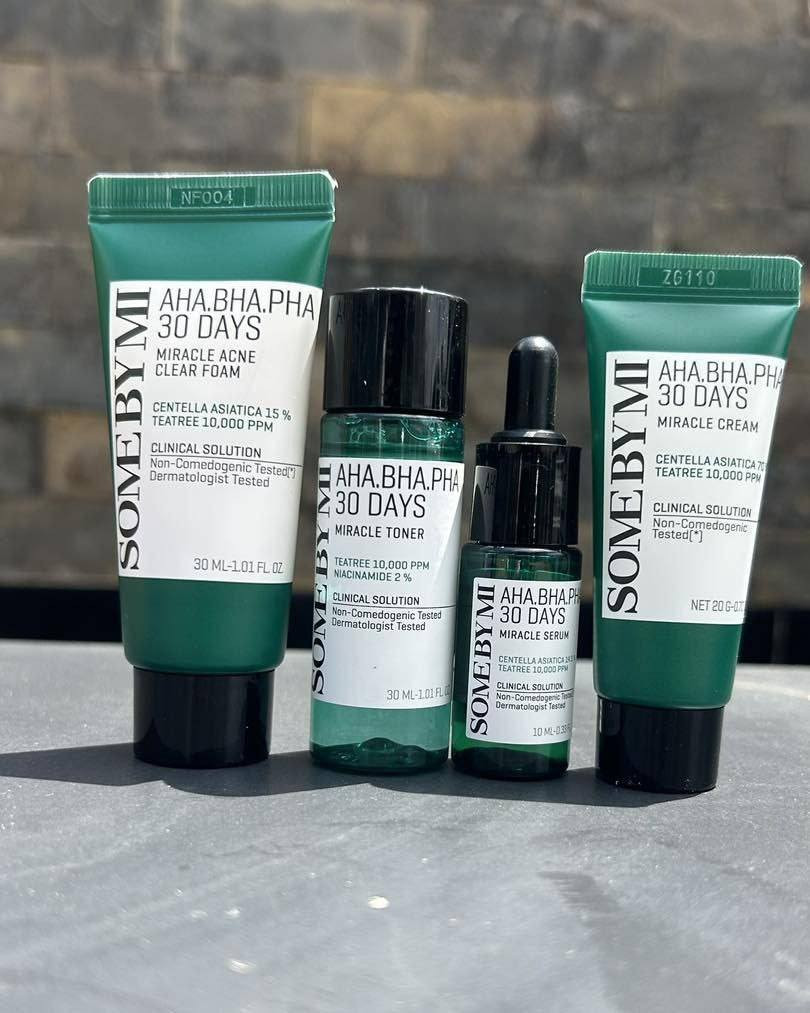 💚مجموعة المعجزة (AHA BHA PHA 30 Days Miracle AC SOS Kit) من العلامة التجارية الكورية سوم باي مي (SOME BY MI). صُممت خصيصاً كروتين متكامل للعناية بالبشرة المعرضة لحب الشباب والمشاكل الجلدية، حيث تعتمد على ثلاثة أنواع من أحماض التقشير (AHA و BHA و PHA) لتنظيف المسام وتجديد خلايا الجلد.
✨محتويات المجموعة (4 قطع بأحجام مخصصة للتنقل):تتضمن المجموعة أربع خطوات أساسية للعناية اليومية: 
✔️1منظف (Miracle Acne Clear Foam): غسول يعمل على تنظيف البشرة وإزالة الشوائب والدهون الزائدة.
✔️2تونر (Miracle Toner): يساعد في تقشير البشرة بلطف وتقليص حجم المسام الواسعة.
✔️3سيروم (Miracle Serum): يعمل على تهدئة البشرة وتقوية حاجزها الطبيعي.
✔️4كريم (Miracle Cream): يوفر الترطيب اللازم ويساعد في علاج الحبوب وآثارها. 

✅أبرز الفوائد:-
علاج حب الشباب: تساعد المكونات الفعالة مثل ماء أوراق شجرة الشاي في تقليل الالتهابات وعلاج البثور.
تنقية المسام: تعمل الأحماض على إزالة الخلايا الميتة والرؤوس السوداء والبيضاء، مما يقلل من ظهور المسام الواسعة.
تحسين ملمس البشرة: تساهم في تنعيم البشرة الخشنة وزيادة نضارتها خلال 30 يوماً من الاستخدام المنتظم. 
#الاصلي المنشأ كوريا 🇰🇷💯
السعر ٢٥ الف
🚘يوجد خدمة توصيل لجميع محافظات العراق ٤ 🚘


**إذا كنت صاحب هذا الإعلان وتريد حذفه لأي سبب، رجاءا أرسل رسالة إلى الدعم الفني**