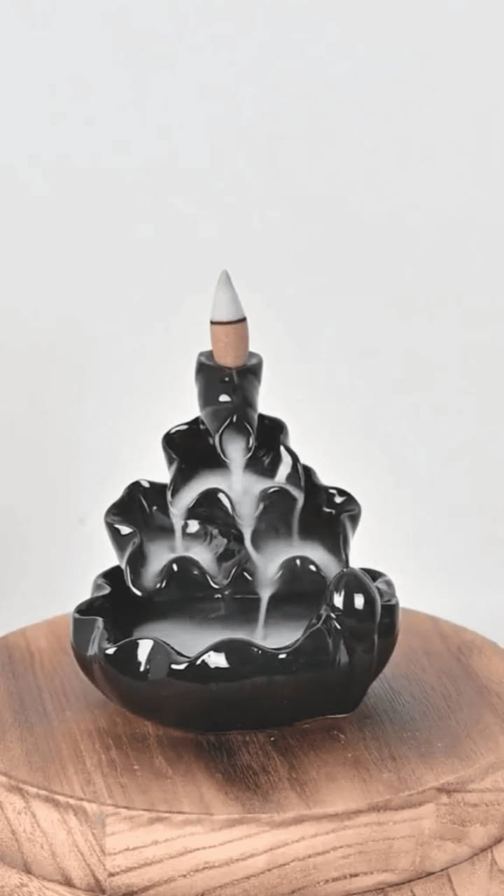 سعر نار بس 15.000الف فقط شامل التوصيل للطلب واتساب
***********
 
 عنوان ورقم اقرب نقطه داله

مبخرة شلال سيراميك

الاستخدامات

تستخدم لحرق البخور المخروطي (Backflow) لإظهار تأثير الشلال الدخاني.

مناسبة لغرف النوم، الصالة، المكاتب، وجلسات الاسترخاء.

تضيف لمسة ديكور أنيقة وجمالية لأي مساحة.

مثالية لتعطير الجو وخلق أجواء هادئة ومريحة.

المميزات

تأثير شلال دخاني ينزل بانسيابية ويعطي منظرًا ساحرًا.

مصنوعة من السيراميك اللامع عالي الجودة بمتانة وتشطيب فاخر.

تصاميم جميلة تناسب الديكور العصري والكلاسيكي.

قاعدة عريضة وثبات ممتاز على أي سطح.

حجم مناسب وسهل الحمل — ارتفاع 9 سم.

تعمل فقط مع بخور Backflow للحصول على تأثير الشلال.

محتويات الصندوق

مبخرة شلال سيراميك فقط.

غلاف بحجم: 14 × 11 × 11 سم.

الملاحظات

المنتج لا يحتوي على بخور—يُشترى بشكل منفصل.

للحصول على أفضل تأثير شلال، يُفضّل عدم استخدامها بالقرب من الهواء أو المراوح.

تأثير الشلال يختلف حسب نوع وجودة البخور المستخدم.
