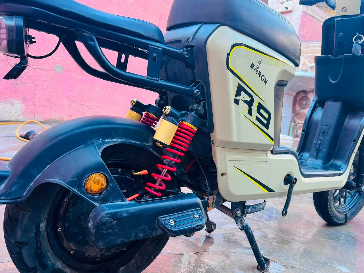 R9 للبيع 5 بطاريات حجم كبير
السعر 350 وبيها مجال للتواصل خاص

او واتساب ‪***********‬
