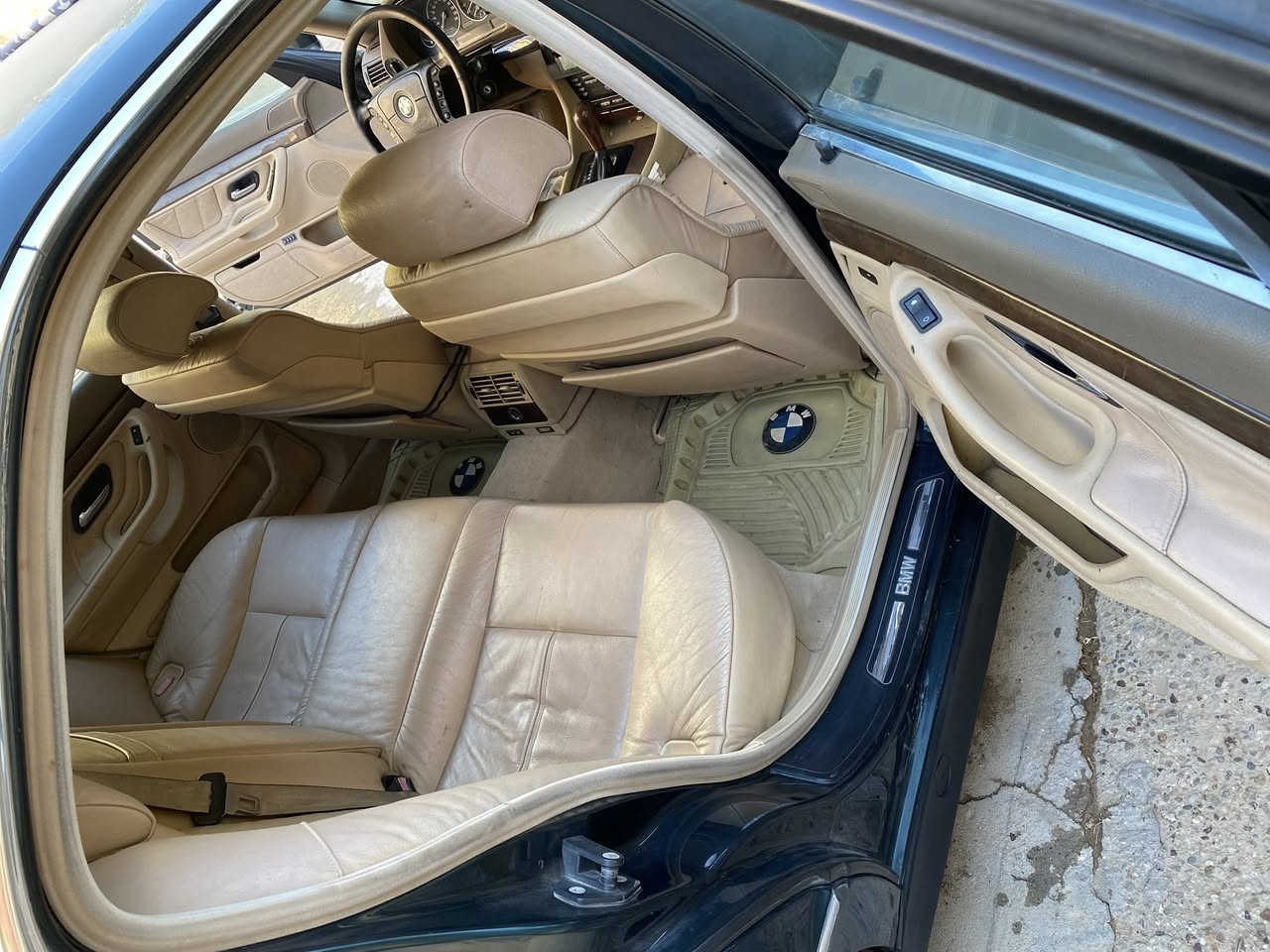 للبيع  /BMW /E38/740i /1998/V8
السياره بحالة الشركه لاضربه ولا صبغ ولا تبديل 
جديده او احله من الصور  فول مواصفات كشنات خزن اربع تحكمات تحكم ستيرن سلايد فتحه سقف جنطه شفط حساسات امامي خلفي شاشه كامره خلفيه جاهزه للاخير كير مكينه حداديه بل شرط 
تجي واحله من الصوره رقم بغداد السياره بحالة الوكالة 
سعر 105 اني مكلف بل نشر. رقم صاحب السياره 
*********** مكان السياره بابل حله

