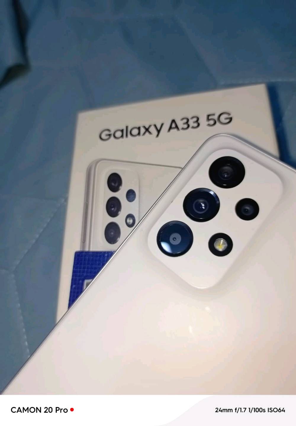 Samsung Galaxy A33 5G فئة متوسطة 
مشتريه الجهاز ب ٢٠٢٣ [الوصل موجود بالصور للتأكد ] 
للبيع: هاتف Samsung Galaxy A33 5G
 الذاكرة:128 جيجابايت.
الشاشة: Super AMOLED بتردد 90Hz (ألوان زاهية وسلاسة عالية).
 الكاميرا: 48 ميجابكسل مع مثبت بصري (OIS) لتصوير ثابت وواضح.
 البطارية:5000 مللي أمبير (تكفي استخدام يوم كامل) مع دعم الشحن السريع.
 
المتانة:الجهاز مقاوم للماء والغبار بمعيار IP67.
 
الشبكات:يدعم الـ 5G.
حالة الجهاز: 
الشاشه نظيفة 
الجهاز مشتريه في 2023، استخدام شخصي، نظيف جداً ومحافظ عليه (ما مفتوح ولا مصلح).
المكان:
بغداد - حي القاهرة ~الاعظمية 
**السعر المطلوب:  200  الف وبيه مجال