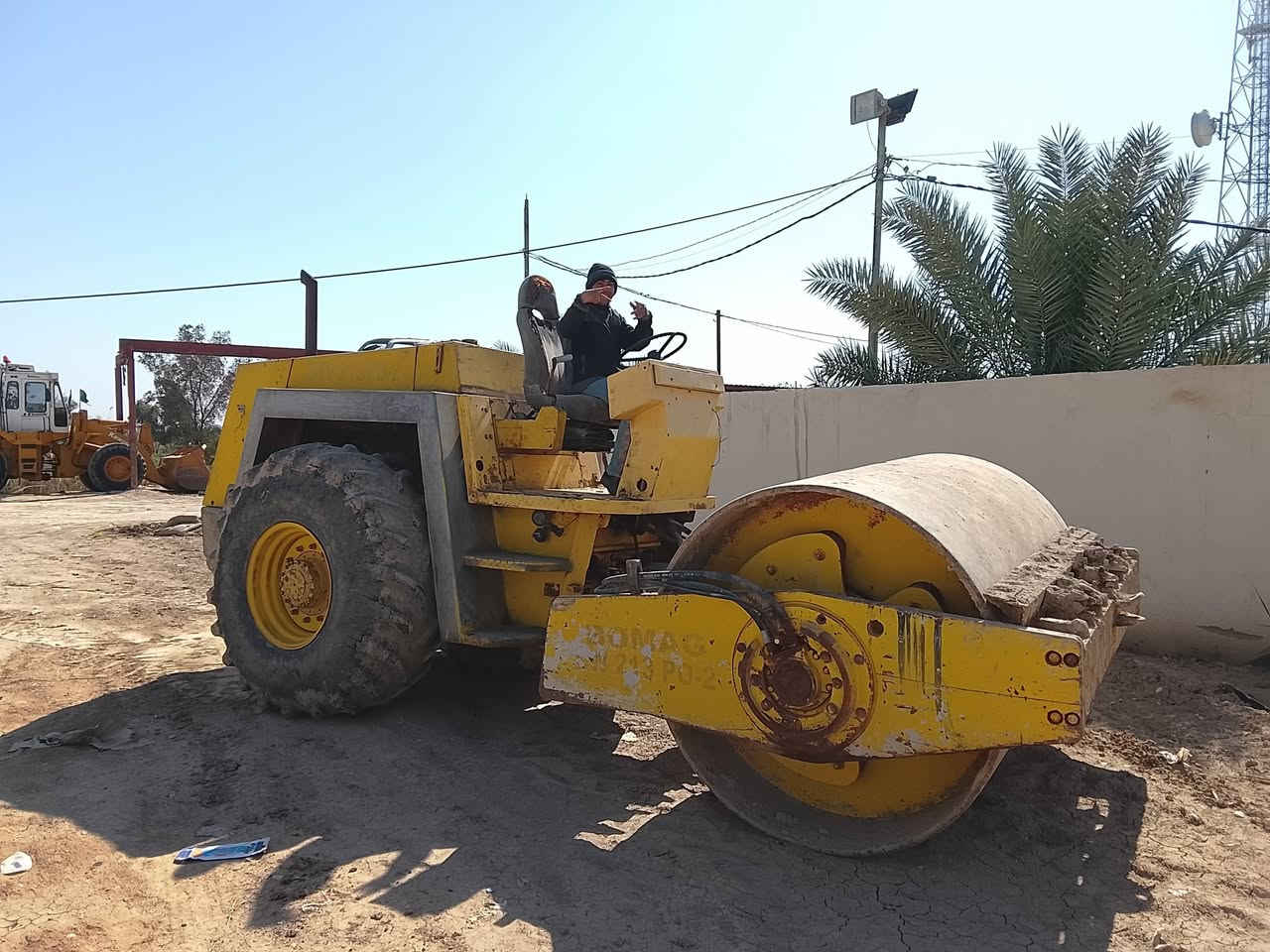 BOMAG 213 حادله 
للبيع ستيل رقم بصره باسمي 
مكينه جاهزه 
تواصل ***********
