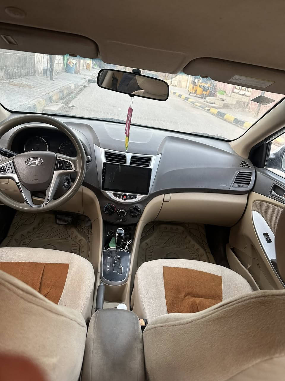 السلام عليكم 
سياره اكسنت موديل ٢٠١٥
خليجي السياره حلوه 
بيها صبغ بصفحه الباب على الجهه اليمنى رقم بصره جديد بسمي السياره 
السعر ٩٠ 
العنوان بصره قضاء القرنه حي الجمعه 
رقم الهاتف ***********
