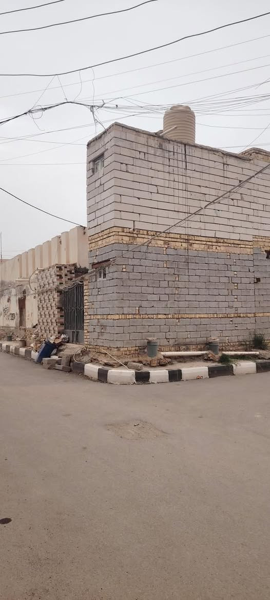 بيت للبيع ركن على شارعين مكانه حي الجامع قريب على المصفي القديم المساحة (135 م) متكون من طابقين الطابق الاول 
يحتوي على (صالة) (استقبال ) ( غرفة ) 
الطابق الثاني يحتوي على 

(صالة ) + (غرفه ) وصحيات 

الاستفسار *********** بي واتساب
