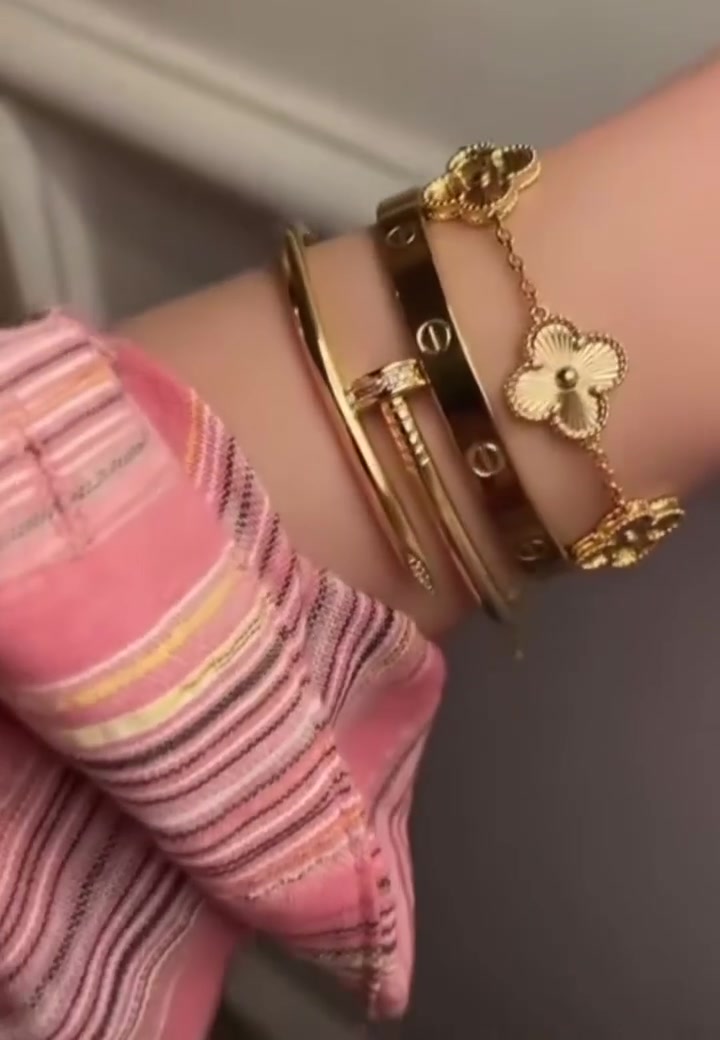 تشكيلة من أفخم السوارات الرائجة 🔠🔠🔠

سيت متكون من 3 قطع . مسمار . فان كليف . كارتير . 💫💫💫

🌟كوالتي ممتاز أصلي ✔️
🌟طلاء ثابت بجودة عالية 💯
🌟غير قابل للصدأ ✔️ 
🌟مصمم بلمسة جاذبية 😍 
🌟تألقي بسحر جاذبية التصميم المميز 💕
🌟متوفر باللون الذهبي💛
🌟هدية رائعة لإحبابك 💍 
ــــــــــــــــــــــــــــــــــــــــــــــــــــــــــــــــــــــــــــــــــــــــــــــ
#اكسبلور #لايكات #السعودية #الخليج_العربي #الامارات #البحرين #الكويت #العراق #مصر #لبنان #الجزائر #بنات #شباب #حب #غرام #منشورات #ريلز #اكسبلور2021


**إذا كنت صاحب هذا الإعلان وتريد حذفه لأي سبب، رجاءا أرسل رسالة إلى الدعم الفني**