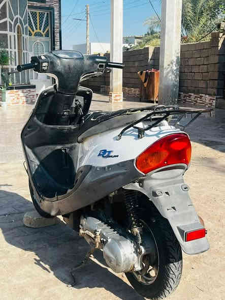 سلام عليكم دراجة للبيع تسعه زروف ياباني كاملة من كلشي كلوباات اشارات ما نقصها شي مكينه ناعمه حصرها حلو تايرات جدد دبلات جدد قفل صندوك جوزه بلاديه عداد بانزين مفتوحة مرة وحده مكاني القرنة الثغر يم الملعب ١١ السعر ٢٧٥ رقم الهاتف ***********
