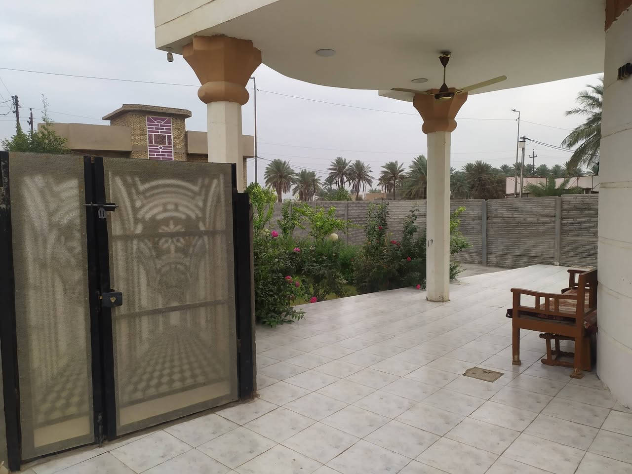 للبيع مع الاثاث ارض  طابو زراعي مساحه١٠٠٠ متر سند ٢٥  مشيد عليها ثلاث دور بناء درجه اولى (دارين) بناء سنة ٢٠٢٥/٢٠٢٤ والدار الثالث بناء جهاز (سندويج بنل)
قرب  المحكمه. الجديده ومطاعم الجمجمه  يقع سنترعلى الشارع العام المؤدي إلى المنتجع السياحي لمدينة بابل الاثريه 
مضيف ٤.٥ م × ١٥ م
استقبال ٤ م × ١٤م
غرفة نوم  عدد ٣
مطبخ كبير  حار   بارد
مجمع صحيات عدد٢
حديقه  اماميه  كبيره تحتوي على أشجار حمضيات وفسائل نخيل مكتومي وبربن
كراج ٢٥ م ×٤ م 
طارمه ١٥ م×٨ م
الدار مجهز  منظومة كاميرات مراقبه + تلفون ارضي داخلي
الطابق الثانى مصمم كخارطه مجهزه بالمجاري والماء والكهرباء  للأستفسار الاتصال على تلفون مالك الدار   ***********
