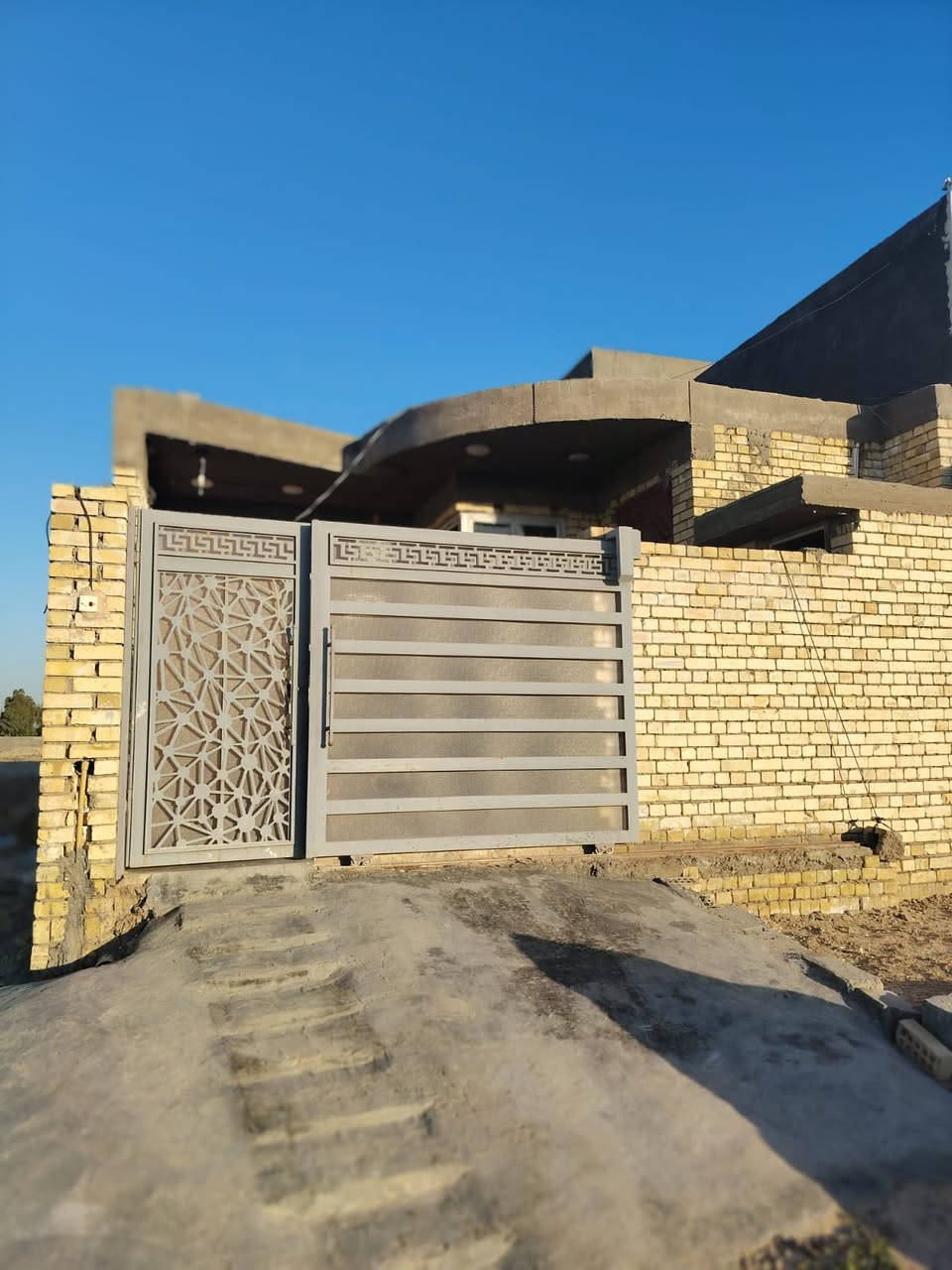 🏡 دار للبيع – فرصة مميزة في الأنبار / الفلوجة 🏡

📍 الموقع: الأنبار – الفلوجة – حي الجغيفي الثاني
قرب الحولي وجامع عبد الرزاق الضاهر.

✨ مواصفات العقار:
🔹 المساحة: 150 م²
🔹 الواجهة: 7.5 م
🔹 النزال: 20 م
🔹 بناء حديث من الطابوق
🔹 شارع 10 م نافذ على شارع 40 م (الحولي)
🔹 الأرض بكر
🔹 المنطقة مخدومة بالكامل (ماء، كهرباء، خدمات)

🏠 المتبقي فقط:
✔️ لبخ الواجهة
✔️ ستارة الواجهة
✔️ صب سقف البيتونة

📑 صنف العقار:
طابو زراعي – سند 25

📍 الموقع ممتاز وهادئ، وقريب من جميع الخدمات.

📞 للاستفسار والمعاينة:
***********
***********

مكتب الجزيرة للعقار
بيع • شراء • مقاولات

#فلوجة #الأنبار #حي_الجغيفي_الثاني #دار_للبيع #عقارات_الأنبار #مكتب_الجزيرة_للع
