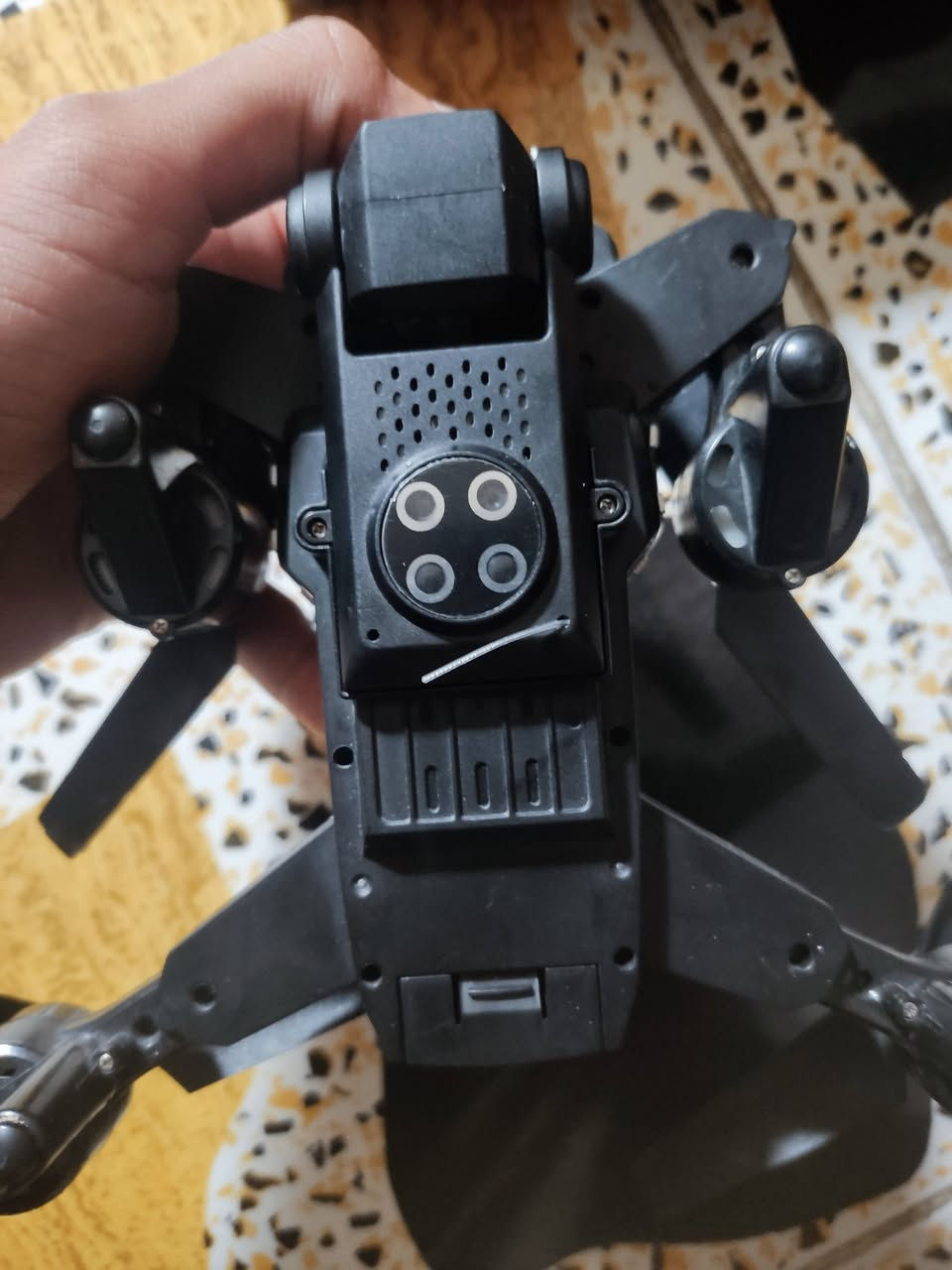 درون E88 pro قابل للطي مع كاميرا امامية ونقل صور عبر الواي فاي للهاتف ومستشعر سفلي وضع تثبيت الارتفاع (Altitude Hold). وضع Headless Mode.دوران 360 درجة.مدى تحكم يقارب 100–150 متر بطارية 3.7V سعة 1800mAh تحتوي على 3 بطارياات وثنين جويستك جديدة قبل يوم من اخذتها ٫السعر 75 مكاني بغداد


**إذا كنت صاحب هذا الإعلان وتريد حذفه لأي سبب، رجاءا أرسل رسالة إلى الدعم الفني**