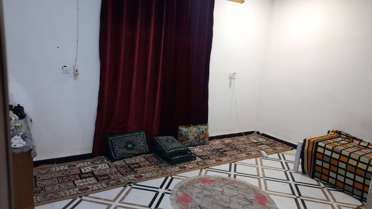 السلام عليكم 
دار للبيع المساحه ٢٢٠م عد ال ابو حسين 
شارع تبليط كافة الخدمات 
يتكون من غرفتين وصاله ومطبخ وصحيات بناء كونكريت مسلح للشراء الاتصال عل الرقم***********سيد علي 
***********ابو عباس
 او مراجعة مكتب الفردوس للعقارات الحيدريه قرب الملعب
