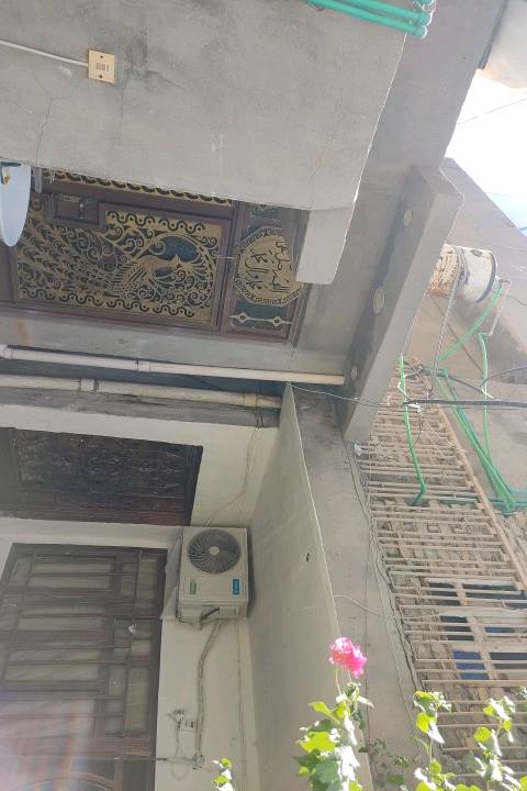 السلام عليكم بيت للبيع مساحه الكليه 150 طابقين يحتوي على اسويت خارجي غرفه طول 6 وعرض 3 ونص مع حمام وتواليت خارجي .. يحتوي على طرمه استقبال كبير ومطبخ وغرفه نوم ومساحه درج مع صحيات الطابق الثاني غرفيين نوم مع مطبخ كبير مع الصيحيات  مع غرفه سندويج كبيره على السطح  يكون الدخول للبيت من شارعين يعني يوجد فيه بابين باب رائسي لشارع رائسي وباب خلفي أيضاً لشارع رائسي  . السعر المطلوب 155 قابل للتفاوض الاتصال ***********
ممكن تحددلي موقع البيت بالضبط بأي منطقة/حي وبقرب شنو حتى يسهُل على المشتري يعرفه؟: 
الأمين الثانيه خلف السدة 
شنو وضع الطابو والملكية؟ هل هو طابو صرف/مستمسكات كاملة، وبي أي رهن أو معاملة؟: 
طابو صرف 
البيت بيه أثاث أو أجهزة تبريد/مكيفات أو بيع البيت بدون أي شي؟: 
بدون الاثاث
هل أكو أي عيوب أو شغلات تحتاج صيانة هسه مثل رطوبة، تشققات، تسريب، أو مشاكل بالكهرباء والماء؟: 
محتاج ترتيب لااكثر 
السعر 155 مليون قابل للتفاوض، تريد نذكر شكد تقريباً آخر سعر أو إذا أكو مجال بسيط للمساومة؟: 
153 