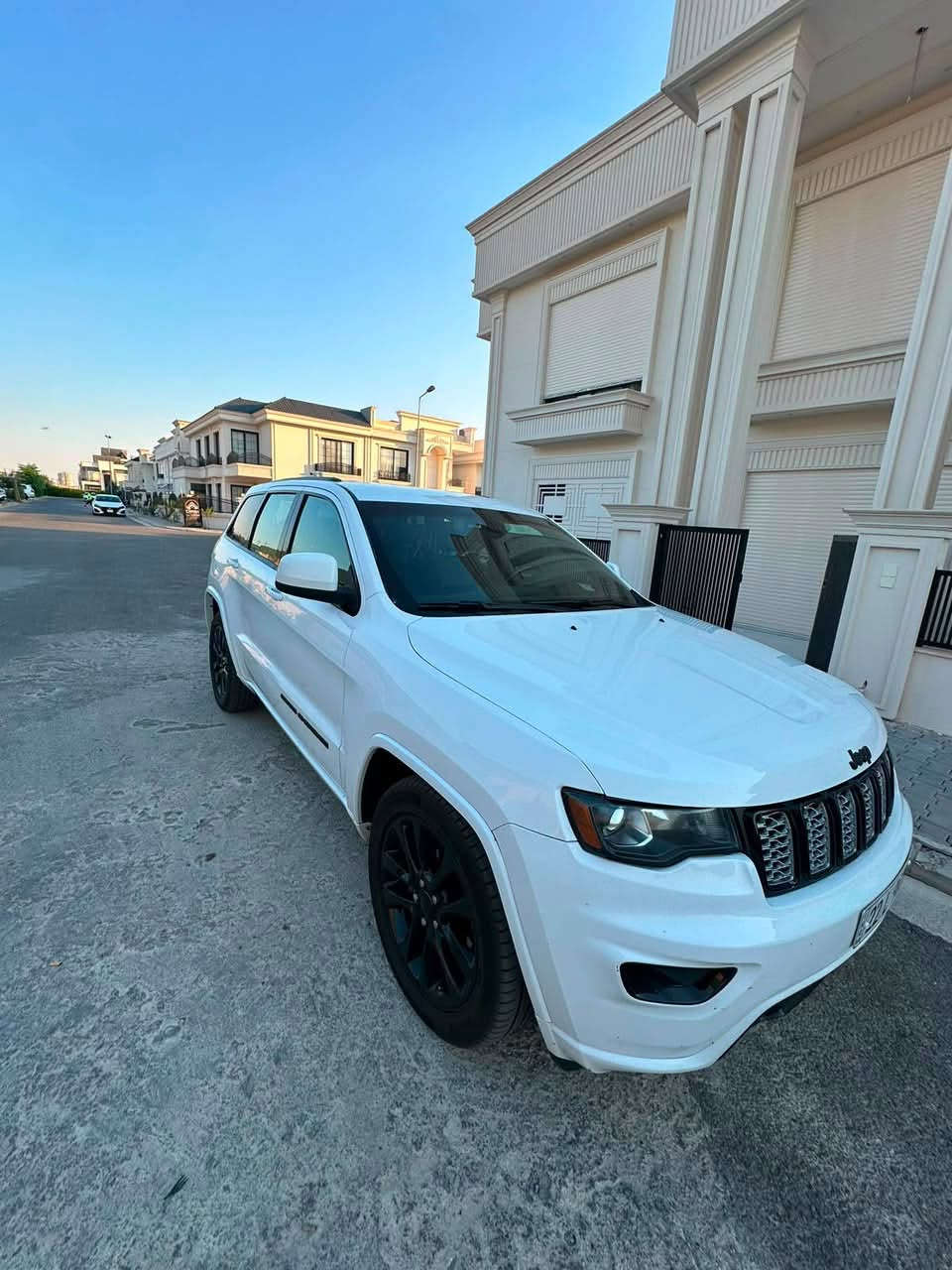 جيب غراند شيروكي (JEEP GRAND CHEROKEE)
 الفئة: بلاك توب (BLACKTOP)
 الموديل: 2020
 اللون: أبيض
المواصفات الفنية
 المحرك: 3.6L V6
 ناقل الحركة: أوتوماتيك
 نظام الدفع: دفع رباعي 4x4
 الممشى (المسافة المقطوعة): 88,000 مايل
 حالة الحادث: حرق بسيط بالدشبول
 قشر السيارة (سند الملكية): CLEAN TITLE
المميزات والمواصفات الداخلية
 تشغيل بصمة
 مثبت سرعة
 نظام صوتي فاخر
 مقاعد جلد
 فتحة السقف: لا يوجد
 حساسات أمامية وخلفية
 كاميرا خلفية
 شاشة لمس
 مكان تكريت 
السياره كلين
تواصل ***********

السعر 235 وبيها مجال
