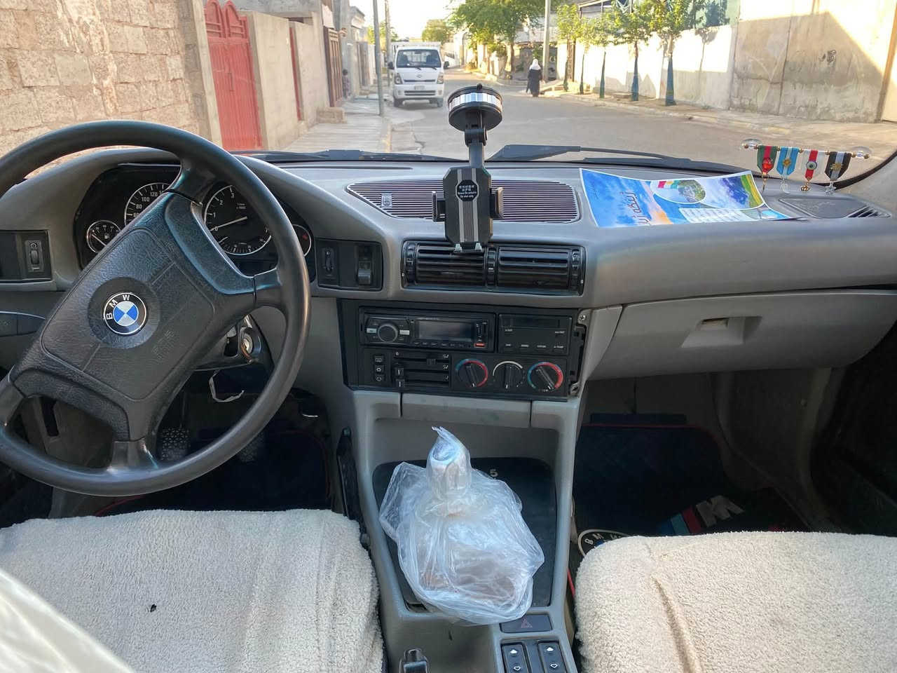 سڵاوی خواتان لێبێ ئەم BMW بئفرۆشتن مۆدێل 1993 مەكینە525 كەپس دیجیتاڵ گێڕومەكینەو ئەكسل و شانوسەقفو موس و بڕاوە بەشەرت ئاڕموئەوەلیات بەشەرت سەیارەكە هەیكەلی زۆرجوانە بێمەسرەف ناوگێچ كامل ئیشەكات تەنانەت ڕۆنەكەشی گڵۆپەكانی ناویشی ئیشەكا  525 عادی ئاڕم هەولێرە تەبریت گەرم سڵایدەكەی ئیشەكات تازەبۆیاخ كراوە سعری 25 معامەلەیەكی برایانە موشتەرینیت سەرم مەیەشێنە ***********
